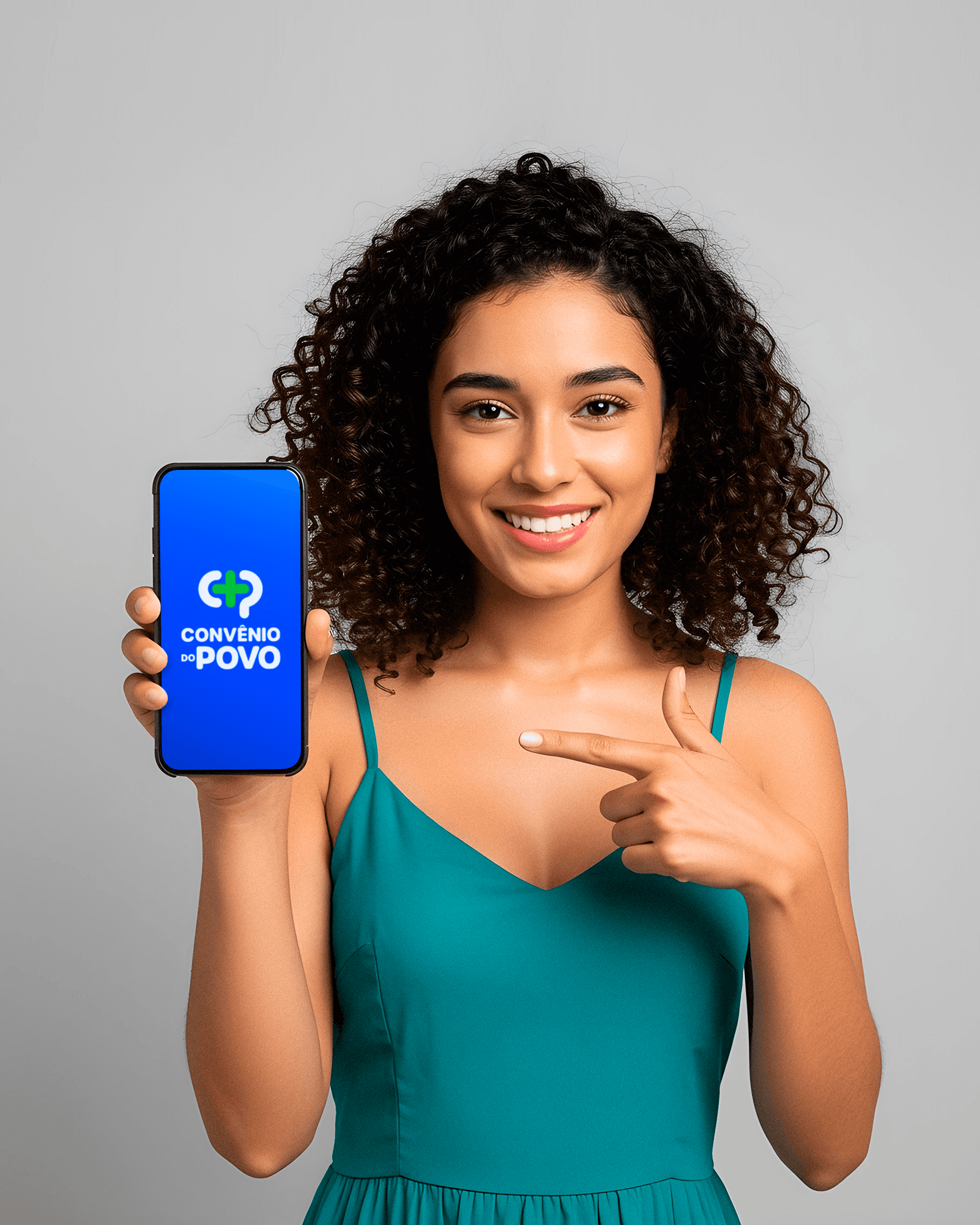 Mulher sorrindo segurando o celular com o app Convênio do Povo